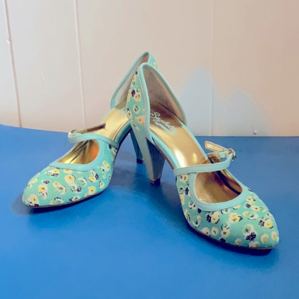 Seychelles size 7 retro strappy heels